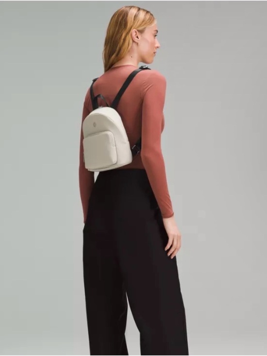 timbuk2 black command messenger bag Commute 2.0 June 2025 Catalog Color:Salt & Pepper Silver Phantom/Chartreuse Tail Chuck Wagon Dog | Removable crossbody strap for